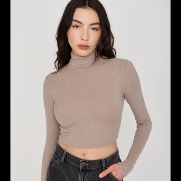 garage cropped Kylie Turtleneck Tee Satellite Beige long sleeve ribbed - Picture 1 of 5